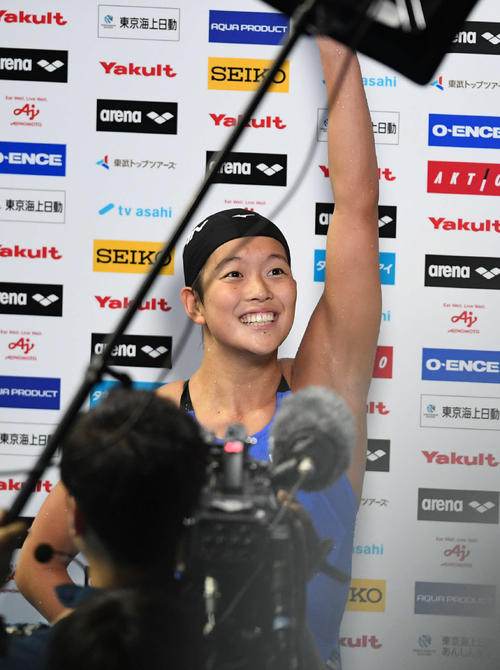 女子２００ メートル バタフライで銀メダルを獲得した持田は笑顔で声援に応える（撮影・山崎安昭）