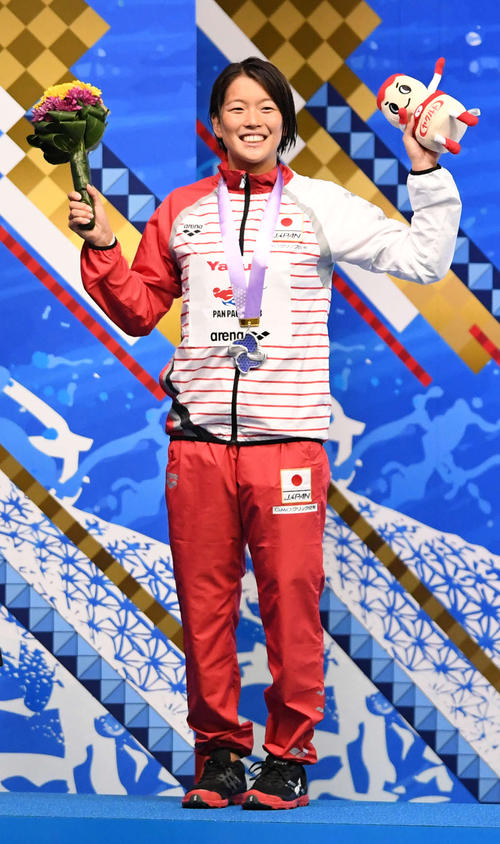 女子２００ メートル バタフライで銀メダルの持田（撮影・山崎安昭）