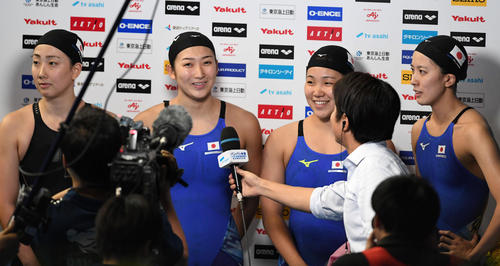 女子８００ メートル リレーで日本新記録をマークし、インタビューに答える選手たち。左から五十嵐、池江、白井、大橋（撮影・山崎安昭）