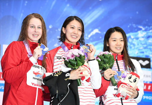 女子２００メートル個人メドレーで金メダルの大橋（中央）は銀メダルのピックレムと銅メダルの寺村と記念撮影（撮影・山崎安昭）