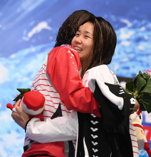 女子２００メートル個人メドレー　銅メダルの寺村（右）は金メダルの大橋とハグする（撮影・山崎安昭）