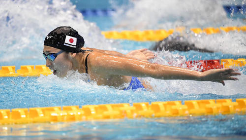 女子１００メートルバタフライ決勝で力泳する池江（撮影・山崎安昭）