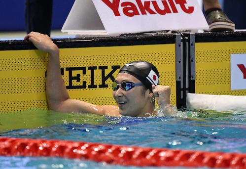 女子１００メートルバタフライ決勝　金メダルを獲得した池江は笑顔でガッツポーズする（撮影・山崎安昭）