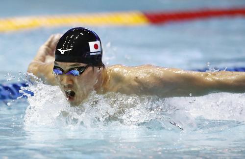 男子１００メートルバタフライ決勝　力泳する小堀勇（共同）