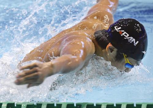 男子１００メートルバタフライ決勝　力泳する矢島優也（共同）