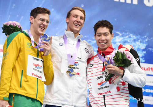 男子２００メートル個人メドレーで銅メダルを獲得した萩野（右）は記念撮影に臨む（撮影・山崎安昭）