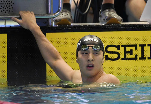 男子２００メートル個人メドレー　決勝を終えてタイムを確認する瀬戸（撮影・山崎安昭）