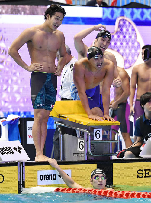 男子４００メートルリレーを終えて悔しそうな日本の選手たち。左から中村、塩浦、松元、下は溝畑（撮影・山崎安昭）
