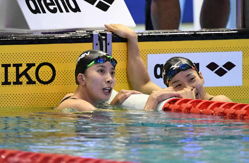 女子２００メートル個人メドレー　金メダルの大橋（左）は銅メダルの寺村と笑顔を見せる（撮影・山崎安昭）