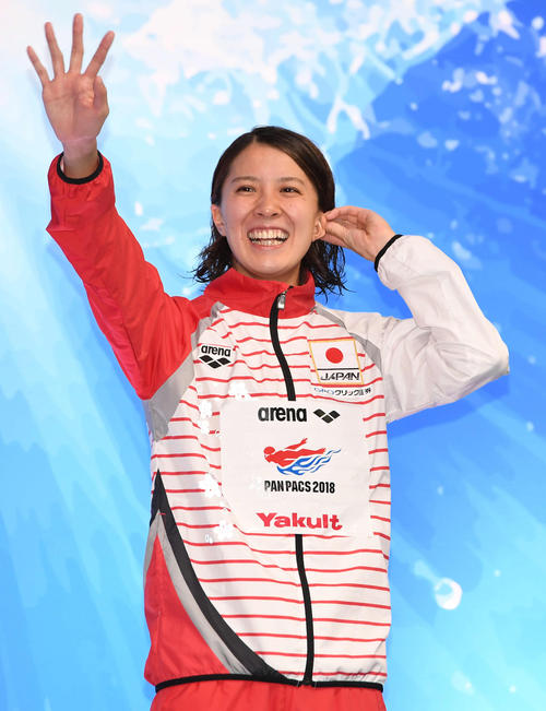 女子２００メートル個人メドレーで金メダルの大橋は声援に応える（撮影・山崎安昭）