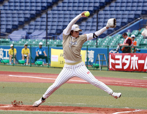 日本対カナダ　力投する日本先発の上野（撮影・河野匠）