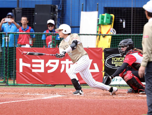 日本対カナダ　１回裏日本１死一塁、先制の三塁打を放つ山崎（撮影・河野匠）
