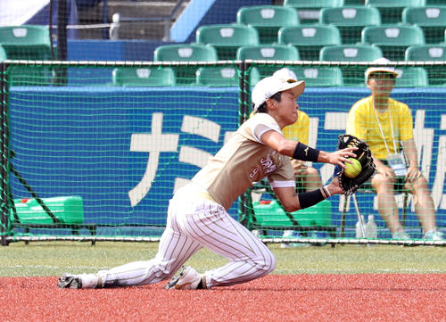 日本対カナダ　２回表カナダ２死一、二塁、ヘイワードの打球を好捕する右翼手の河野（撮影・河野匠）
