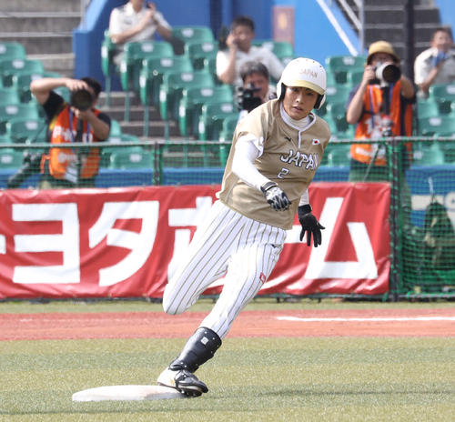 日本対カナダ　３回裏日本２死、中前に打球を放った山崎は外野手が捕球しそこなう間にダイヤモンドを１周しランニング本塁打とする（撮影・河野匠）