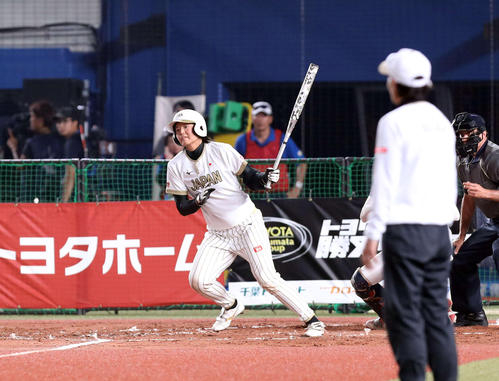 日本対米国　２回表日本１死一、二塁、左前に先制適時打を放つ我妻（撮影・河野匠）