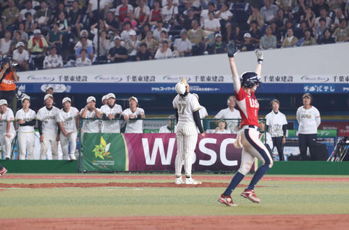 日本対米国　１０回裏米国２死二、三塁、スチュワートにサヨナラ打を浴び、がっくりと天を仰ぐ上野（撮影・河野匠）