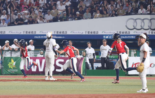 日本対米国　１０回裏米国２死二、三塁、スチュワートにサヨナラ打を浴び、がっくりと天を仰ぐ上野（撮影・河野匠）