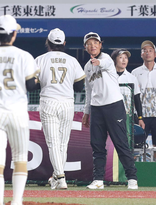日本対米国　１０回裏米国２死二、三塁、スチュワートにサヨナラ打を浴びた上野（左）を迎える宇津木監督（撮影・河野匠）