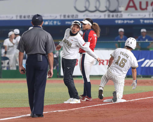 日本対米国　２回表日本１死一、二塁、我妻の安打で三進を狙った藤田（右）が走塁死となり抗議する宇津木監督（撮影・河野匠）