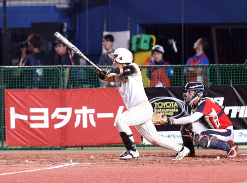 日本対米国　３回表日本２死一塁、右翼線に適時三塁打を放つ山本（撮影・河野匠）