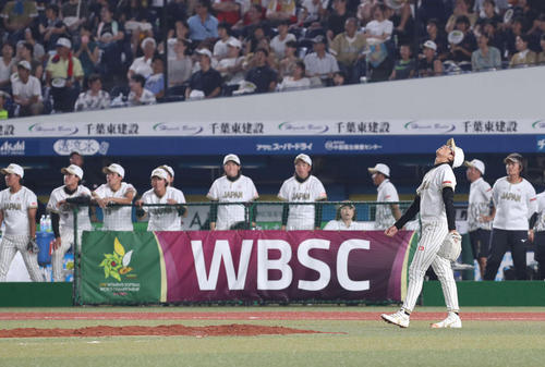 日本対米国　３回裏米国２死一、二塁、スポールディングに右越え３点本塁打を浴び、天を仰ぐ上野（撮影・河野匠）