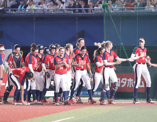 日本対米国　３回裏米国２死一、二塁、スポールディングが右越え３点本塁打を放ち、喜ぶ米国ナイン（撮影・河野匠）
