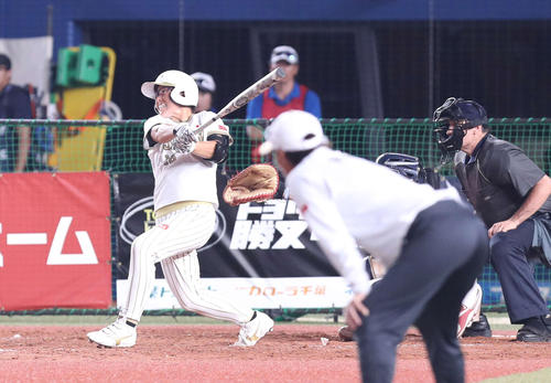 日本対米国　１０回表日本無死二塁、勝ち越し２点本塁打を放つ藤田（撮影・河野匠）