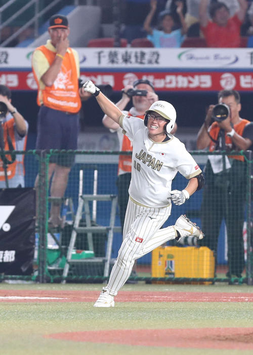 日本対米国　１０回表日本無死二塁、勝ち越し２点本塁打を放つ藤田（撮影・河野匠）