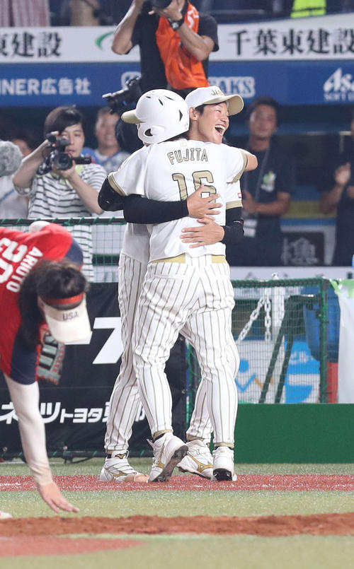 日本対米国　１０回表日本無死二塁、勝ち越し２点本塁打を放った藤田を抱きしめる上野（撮影・河野匠）