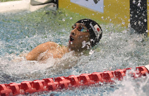 男子５０メートル自由形　決勝でタイムを確認する中村（撮影・山崎安昭）