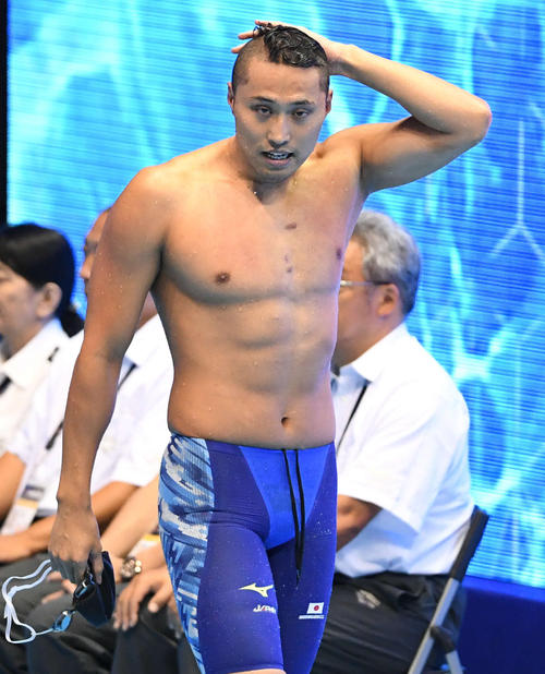 男子５０メートル自由形　決勝を終えて引き揚げる塩浦（撮影・山崎安昭）