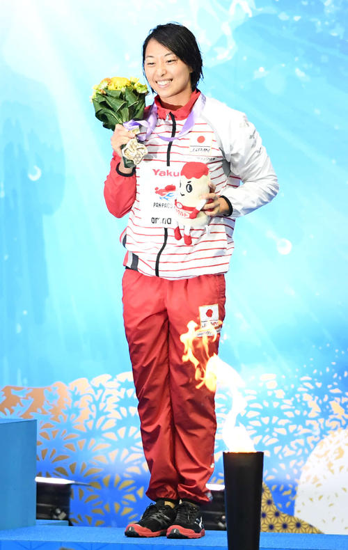女子２００メートル平泳ぎで銅メダルの鈴木は表彰台で笑顔を見せる（撮影・山崎安昭）
