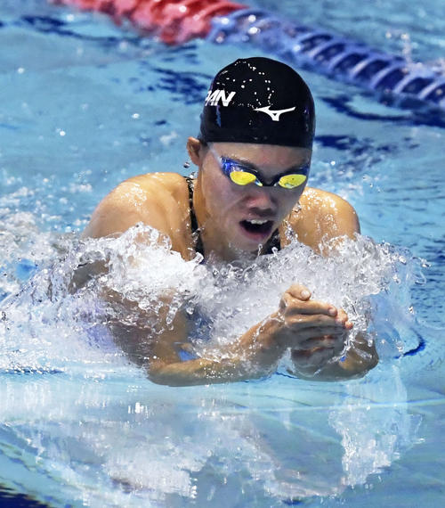女子２００メートル平泳ぎ決勝　力泳する青木玲緒樹（共同）