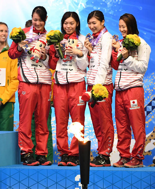 女子４００メートルメドレーリレーで銀メダルの日本チーム。左から酒井、青木玲、池江、青木智（撮影・山崎安昭）