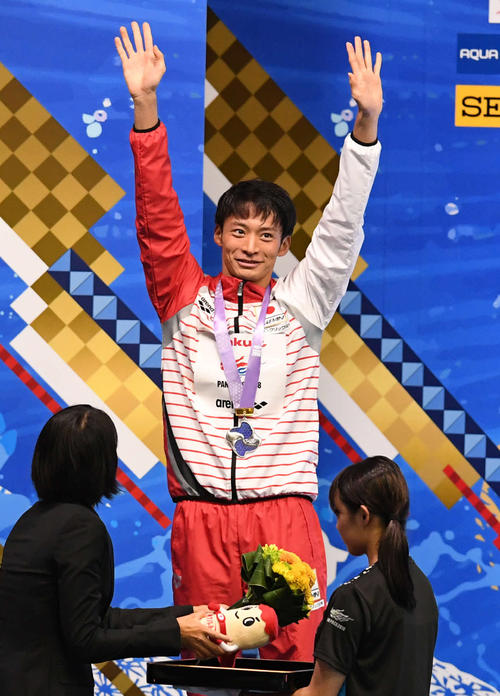 男子２００メートル背泳ぎで銀メダルの入江陵介は表彰台で笑顔を見せる（撮影・山崎安昭）