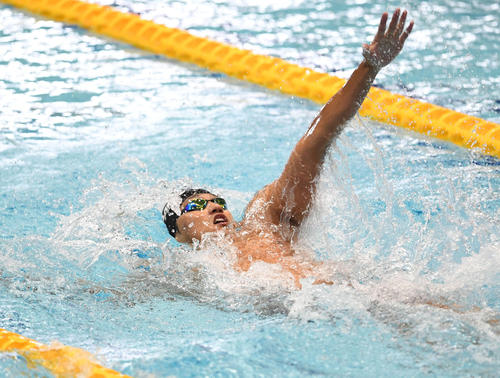 男子２００メートル背泳ぎ　予選で力泳する砂間（撮影・山崎安昭）