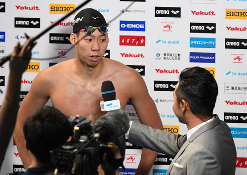 男子２００メートル平泳ぎで金メダルを獲得した渡辺は北島氏のインタビューを受ける（撮影・山崎安昭）