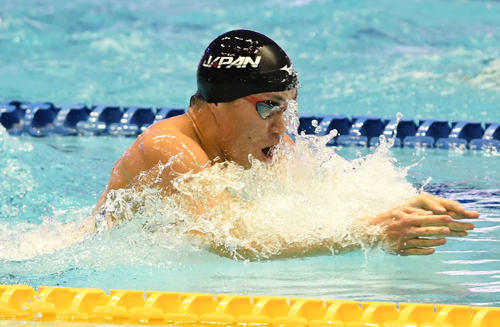 男子２００メートル平泳ぎ　決勝で力泳する小関（撮影・山崎安昭）