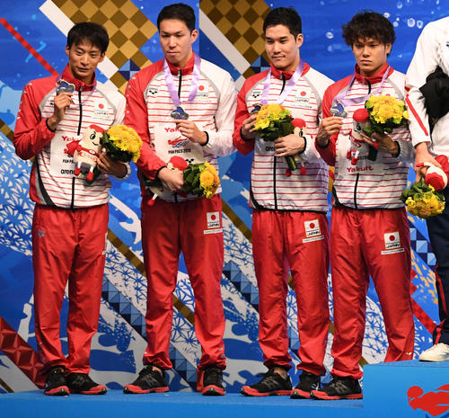 男子４００メートルメドレーリレーで銀メダルの日本チーム。左から入江、小関、小堀勇、中村（撮影・山崎安昭）