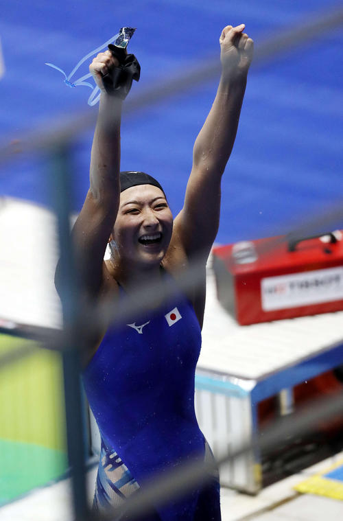 女子50メートル自由形で優勝し、満面の笑みでガッツポーズを見せる池江（撮影・河野匠）