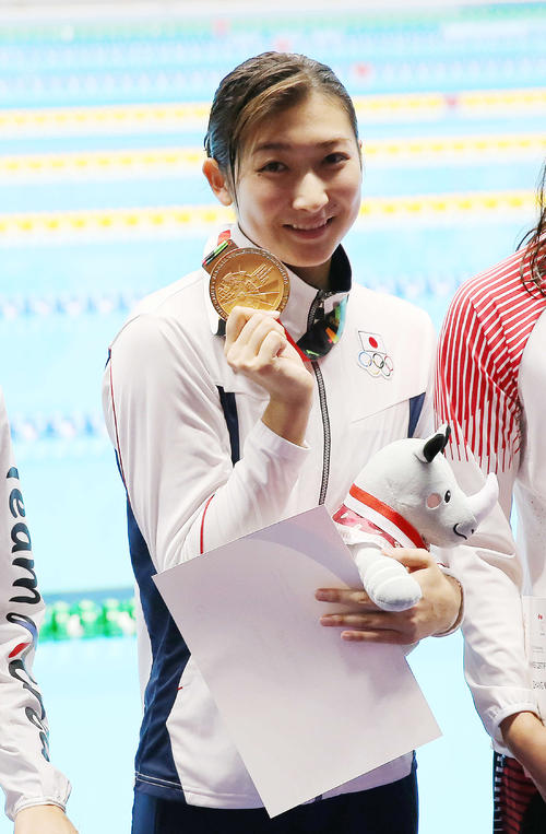 女子100メートルバタフライで優勝し金メダルを手に笑顔の池江（撮影・河野匠）＝2018年8月21日