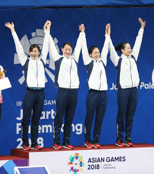 女子400メートルリレーで3分36秒52の日本新記録で優勝し表彰台に笑顔で上がった池江、酒井、青木、五十嵐の日本チーム（撮影・河野匠）＝2018年8月19日