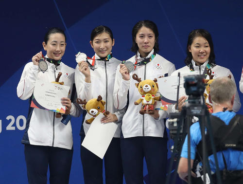 女子800メートルリレーで2位となり銀メダルを手に記念撮影に納まる日本チーム。左から五十嵐、池江、大橋、白井（撮影・河野匠）2018年8月21日