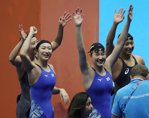 女子400メートルメドレーリレーで優勝し声援に応える日本チーム。左から青木、池江、酒井、鈴木（撮影・河野匠）＝2018年8月23日