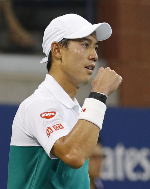 男子シングルス1回戦　マクシミリアン・マルテラーを破りガッツポーズする錦織圭（共同）