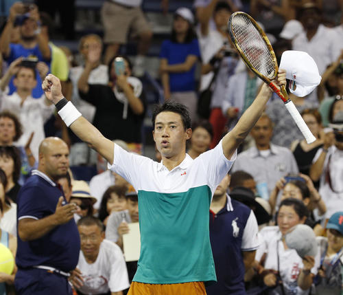 男子シングルス1回戦　マクシミリアン・マルテラーを破り声援に応える錦織圭（共同）