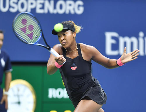 キーズとの女子シングルス準決勝でリターンする大坂（撮影・菅敏）