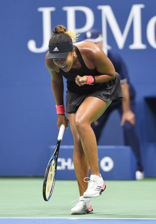 キーズとの女子シングルス準決勝でポイントを奪い雄たけびを上げる大坂（撮影・菅敏）2018年9月6日