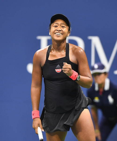 女子シングルス準決勝でキーズに勝利し、感極まる大坂（撮影・菅敏）