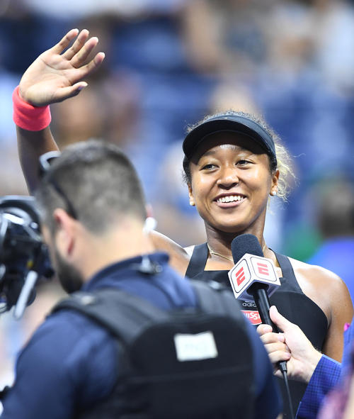 女子シングルス準決勝でキーズを破り、決勝に進出を果たした大坂なおみは、勝利者インタビュー中に笑顔でスタンドに手を振る（撮影・菅敏）